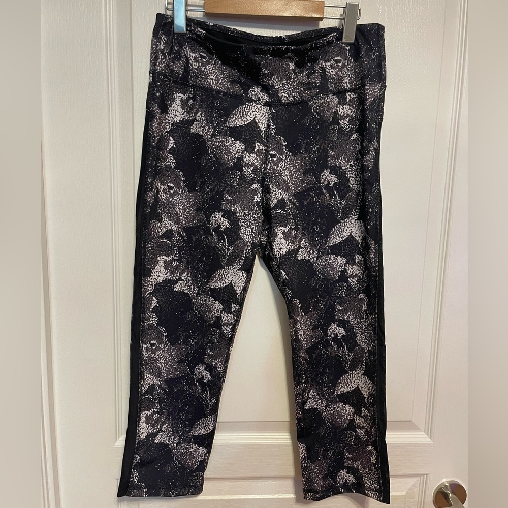 Joe Fresh Active cropped leggings in size Large